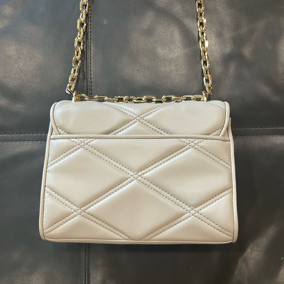 Michael Kors Cream Quilted Shoulder Bag with Gold Chain - Picture 4 of 4